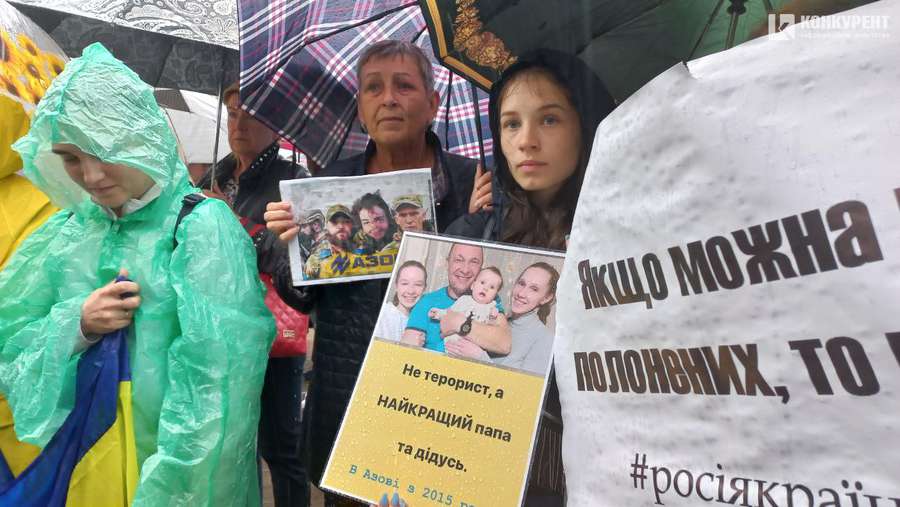 Сльози, квіти та плакати: у Луцьку рідні полонених захисників «Азовсталі» провели акцію (фото, відео)
