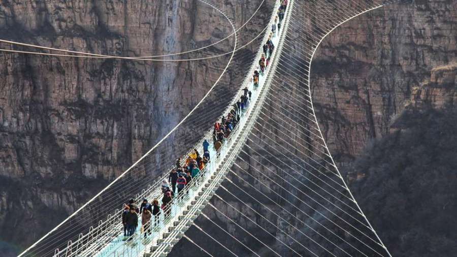 Рекорд Гіннеса: в Китаї відкрили найдовший підвісний міст зі скла