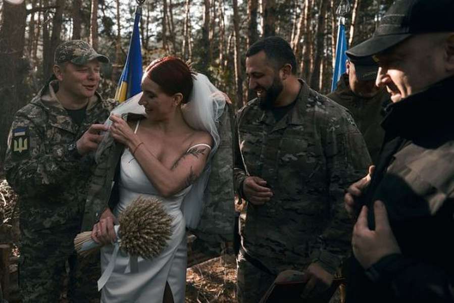 Снайперка Євгенія Емеральд вийшла заміж на передовій і показала зворушливі фото з весілля