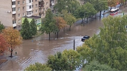 Зупинилися тролейбуси: у Луцьку затопило проспект Відродження (фото, відео)