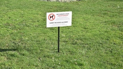 Табличок про заборону вигулу собак у Луцьку стало ще більше (фото) 