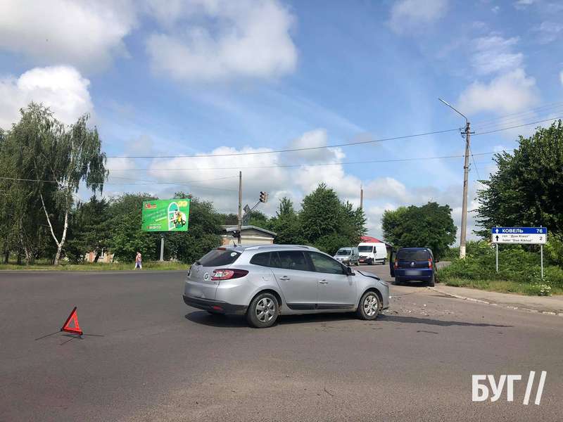 У Нововолинську на перехресті не роз'їхалися два авто (фото)