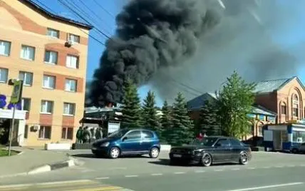 Під москвою на заводі, де виробляють військову оптику, горів склад (відео)