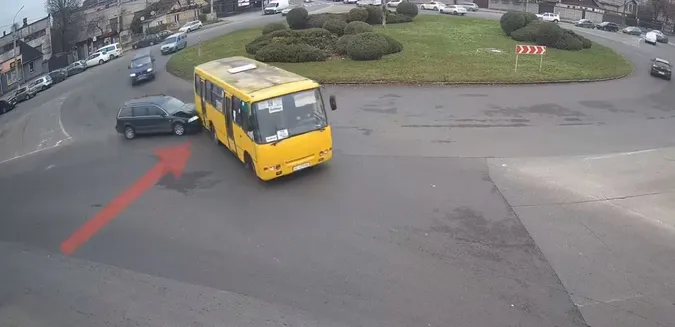 У Луцьку на кільці влупилися маршрутка та легковик (відео)