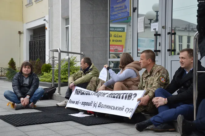 Луцькі активісти «лежали» під адмінсудом проти поновлення «ментів» (оновлено)