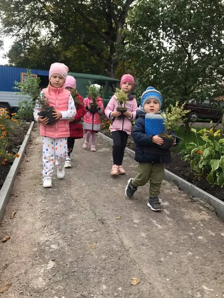 Маленькі волиняни озеленювали територію дитячого садочка (фото)
