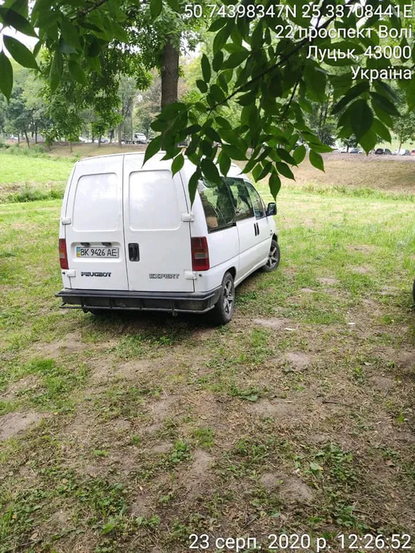 Припаркувалися на траві: відеокамери в луцькому парку «підловили» автохамів
