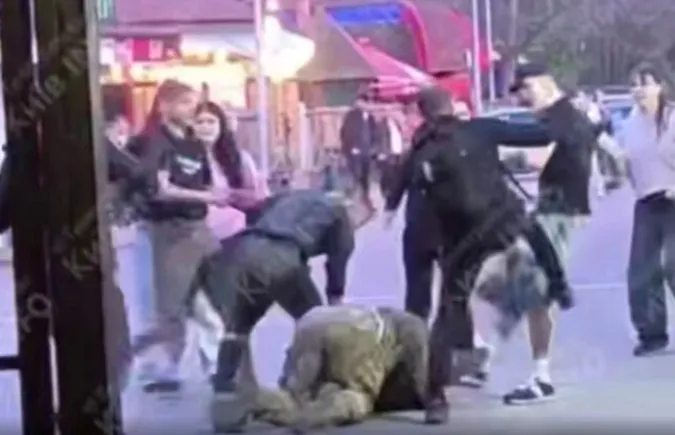 У Києві підлітки жорстоко побили військового (відео)