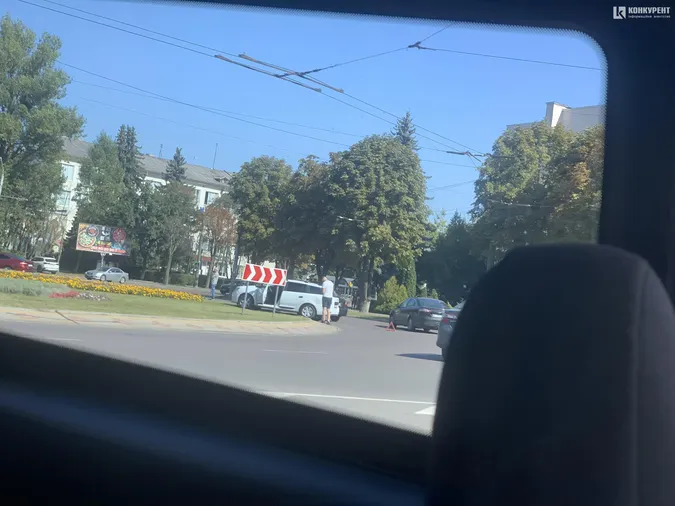 У Луцьку на кільці влупилися два легковики (фото)