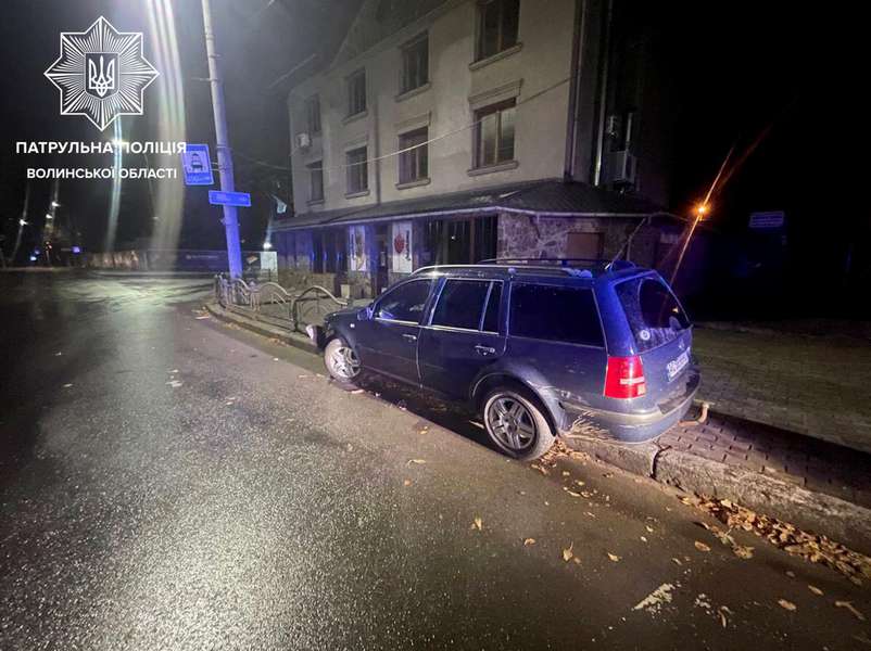 У Луцьку вночі п'яний на VW протаранив паркан біля «Фелічіти» (фото, відео)