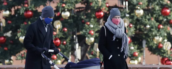 Європа посилює карантин напередодні Різдва