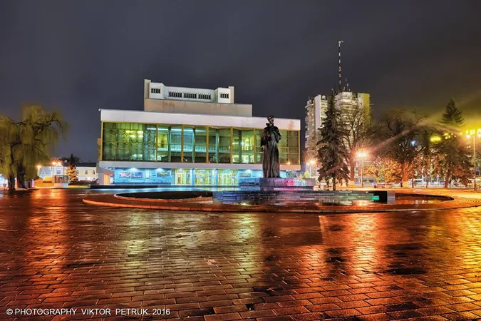 Що врятує Театральну площу від темряви