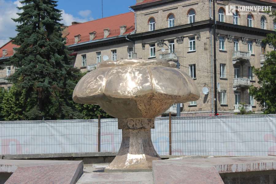 У центрі Луцька ремонтують фонтан: показали перші результати (фото)