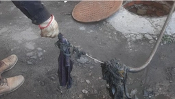 Труси, майка і серветки: нововолинські комунальники шукають власників знайдених речей (фото)