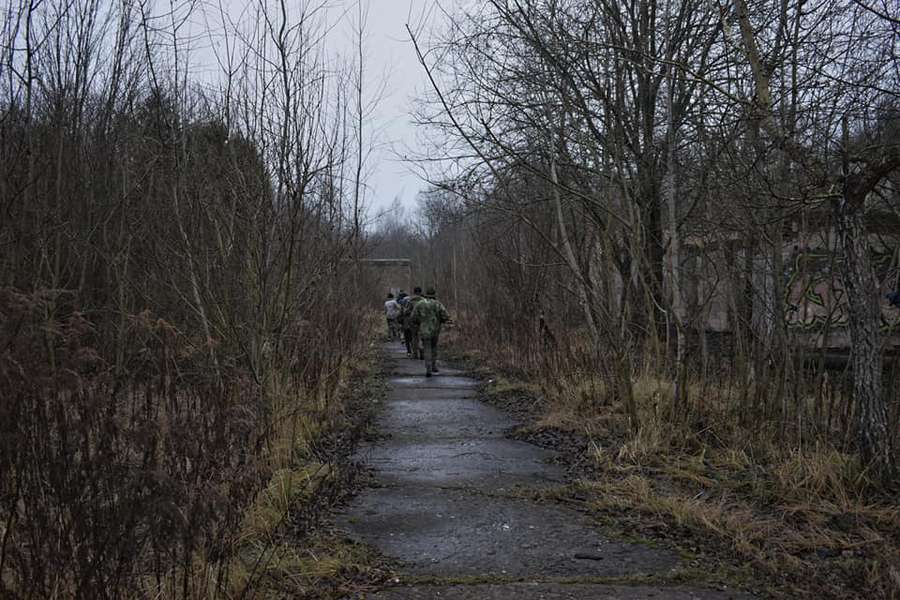 У лісі біля Луцька бігали діти з автоматами (фото)