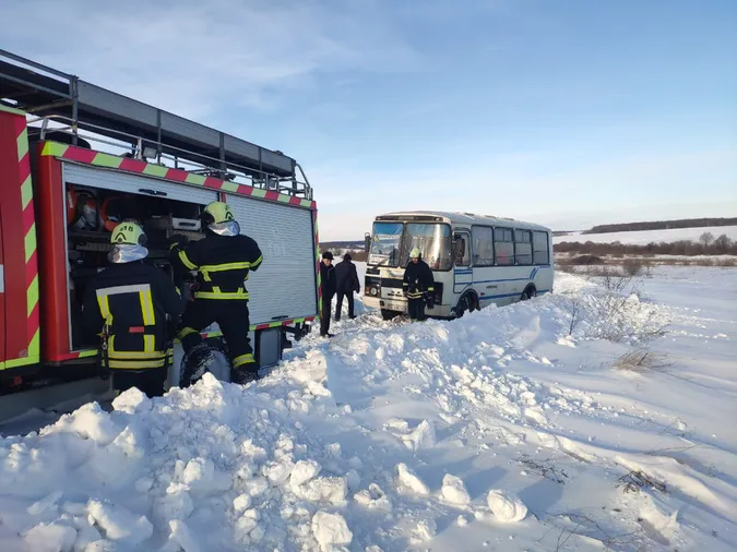 На Волині рейсовий автобус потрапив у снігову пастку (фото)