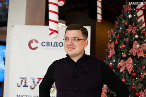 Свято із «миколайчиками»: 500 дітей отримали емоції та подарунки від луцького бізнесмена (фото)