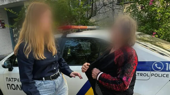 Впала посеред вулиці: у Луцьку поліція допомогла пенсіонерці з втратою пам’яті