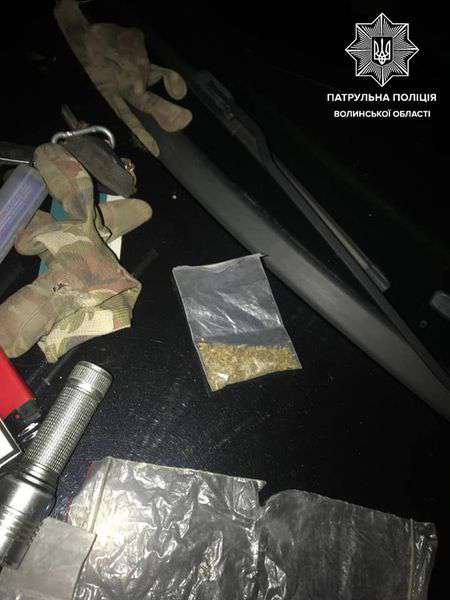 У Луцьку поліцейські перевіряли авто і знайшли наркотики (фото, відео)