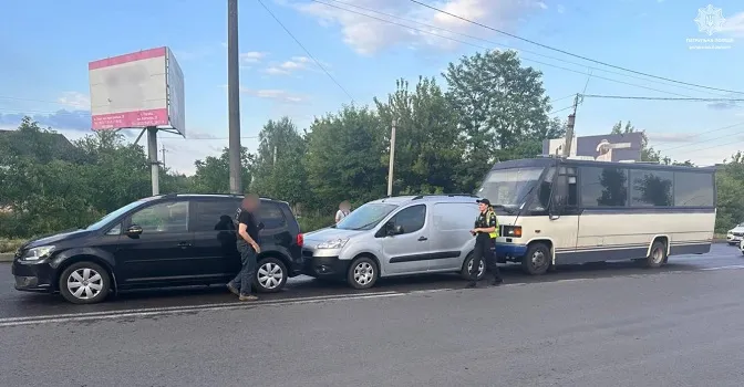 У Луцьку зіштовхнулися автобус та дві автівки