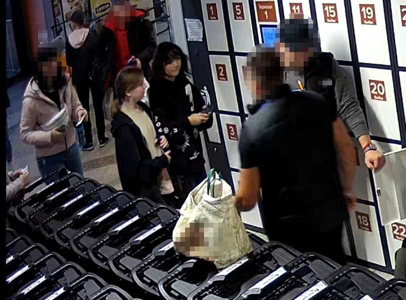 У Луцьку розшукують зловмисниць, які «обчистили» камеру схову в гіпермаркеті (фото)