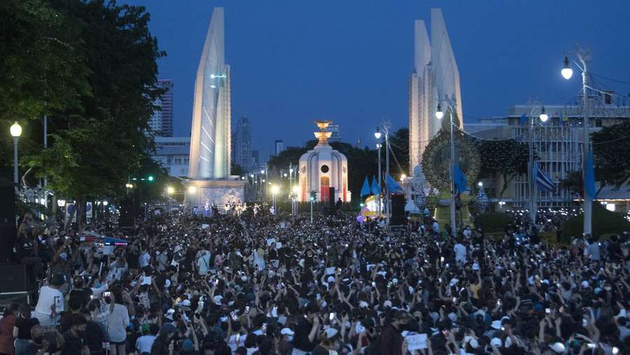 Акція протесту в Таїланді: вимагають відставки уряду та реформи монархії