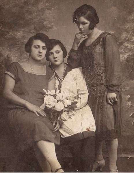 Молоді мешканки сіл Брани і Журавники, 1927 рік