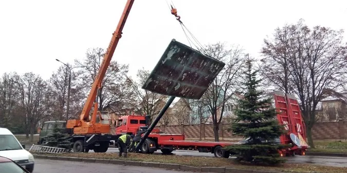 У Луцьку демонтовують білборди: показали, як це відбувається (відео)