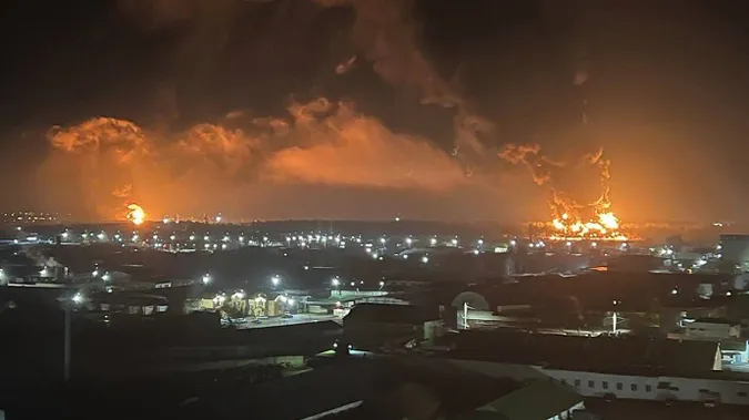 У російському Брянську загорілася нафтобаза (відео)