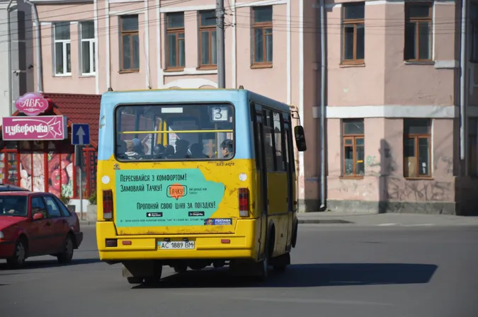 У Луцьку маршрутка втекла від людей