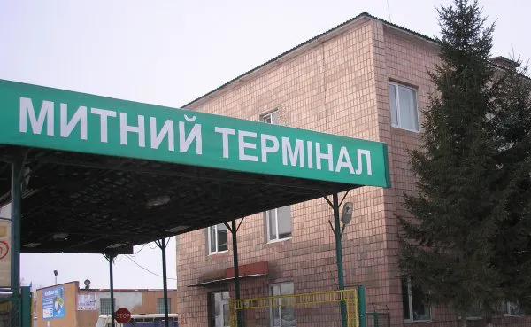 Інспектор митного поста «Ковель» вимагав 6,8 тисячі доларів за оформлення авто