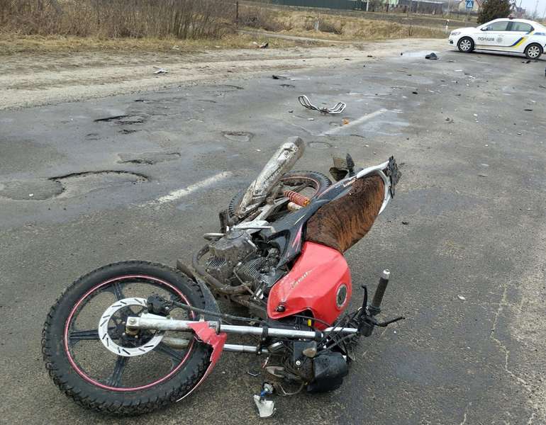 Мотоцикліст – у лікарні: на Волині Viper протаранив Fiat (фото, відео)