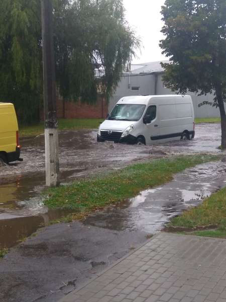 Після дощу Володимир-Волинський пішов під воду (фото, відео)