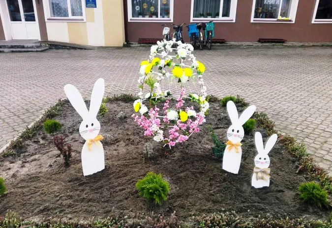 У центрі Любешева встановили великодні інсталяції