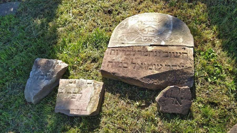 Залишки надгробків, котрі знайшли у травні в Луцьку