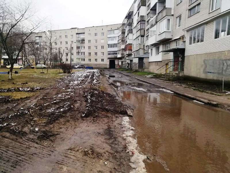 На Молоді та Соборності в Луцьку почали ремонтувати двори (фото)