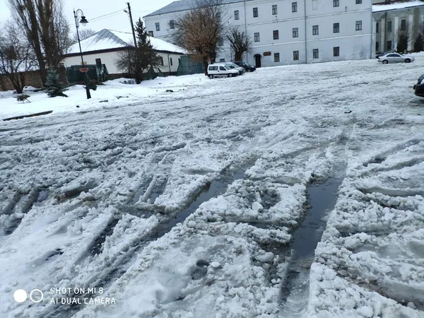 Луцького політолога обурила нерозчищена Замкова площа (фото)