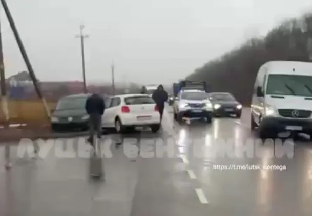 Рух ускладнений: у Рованцях на Об'їзній сталася аварія (відео)