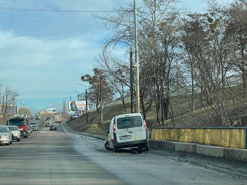 У Луцьку – аварія: пошкоджені авто стоять обабіч мосту (фото, відео, оновлено)