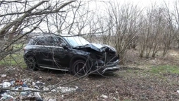 У Луцьку на березі ставка знайшли розбитий елітний автомобіль (відео)