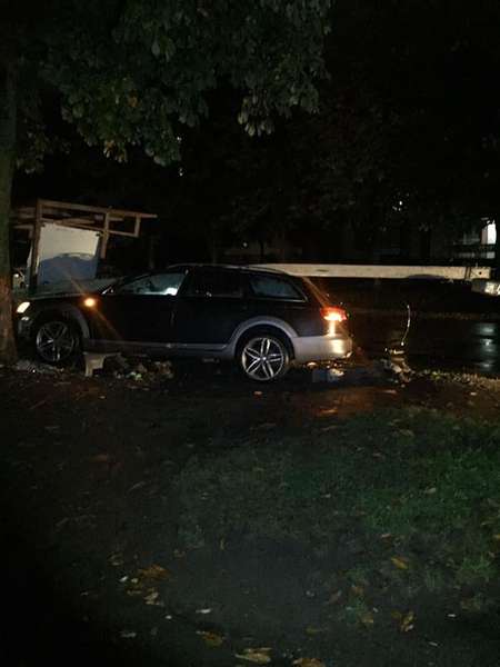 Ранкова ДТП у Луцьку: нетверезий водій зніс електроопору та зруйнував зупинку