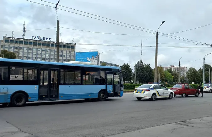 У Луцьку «нова» маршрутка «наздогнала» стару «Славуту» (фото)