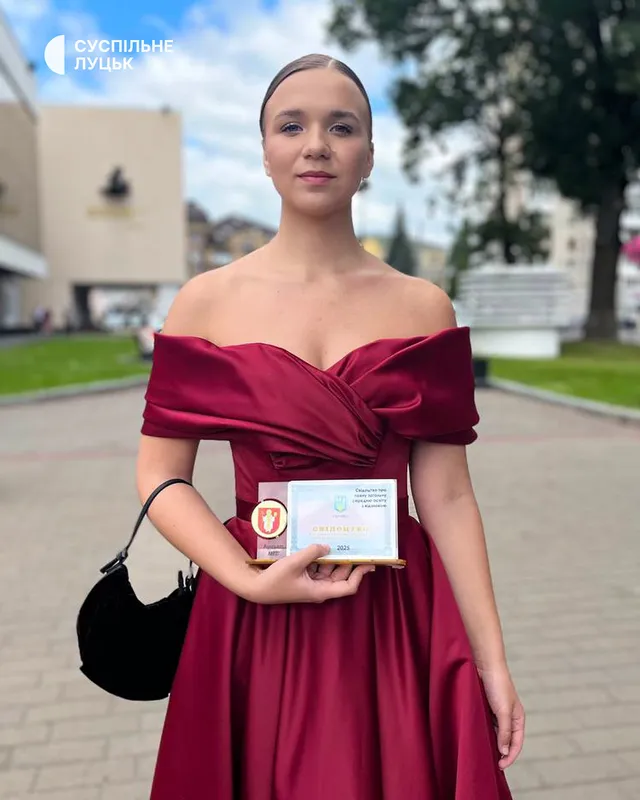 Вперше без медалей: у Луцьку привітали випускників-відмінників (фото)