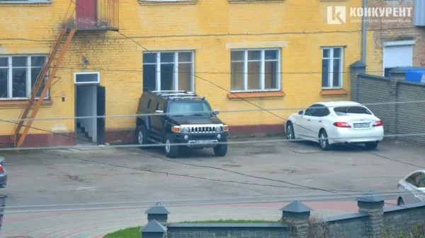 Фото автомобіль Hummer H 3 2008 року випуску ( Приблизна ціна на сайті «авторіа» 22 – 30 тисяч  дол. США)