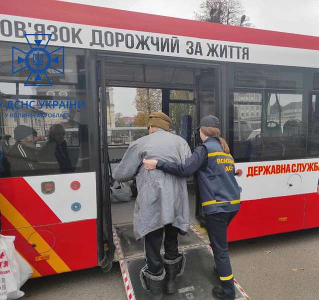 У Луцьку зустріли громадян, евакуйованих з геріатричного пансіонату на Харківщині (фото)