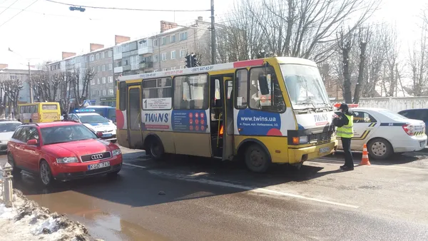У Луцьку біля школи маршрутка проїхалася дівчинці по голові, – очевидці (фото, оновлено) 