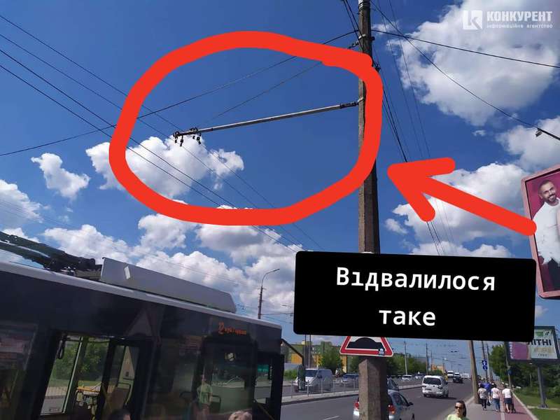 У Луцьку навпроти Там-Таму відвалився тримач лінії електромереж (фото)