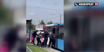 У Струмівці біля Луцька пасажирки автобуса влаштували бійку прямо на зупинці (відео)