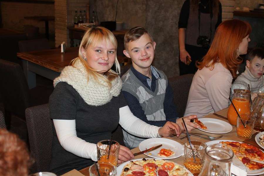 У ковпаках та борошні: як Савченко з дітьми в Луцьку пік піцу