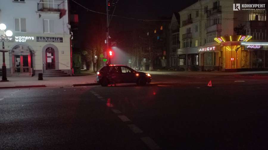 «Пом'яли» двері: у Луцьку сталася аварія (фото)